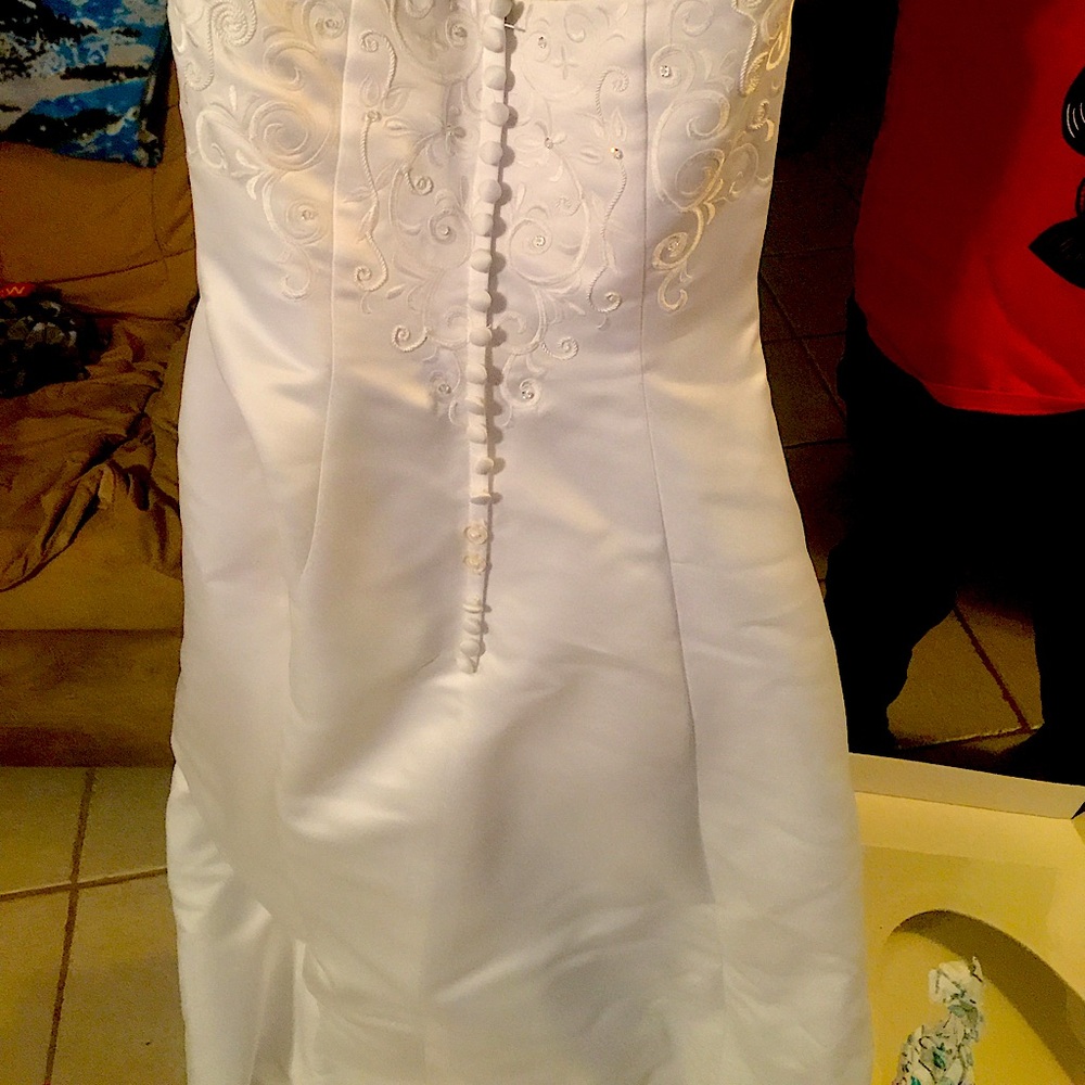 Hour Glass Wedding Gown , size 8-9 , Cathedral train, beautiful dress